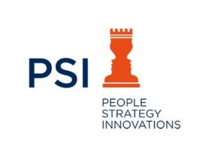 Logo firmy PSI, składające się z ciemnoniebieskiego napisu PSI oraz pomarańczowego symbolu szachowej wieży, utworzonego z profili dwóch ludzkich twarzy zwróconych w przeciwnych kierunkach. Poniżej znajduje się tekst w języku angielskim: People Strategy Innovations, napisany prostą, elegancką czcionką w kolorze ciemnoniebieskim. Logo symbolizuje strategiczne podejście do zarządzania ludźmi oraz innowacyjne rozwiązania w zakresie HR i zarządzania talentami.