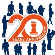 Grafika upamiętniająca 20-lecie działalności, z dużym pomarańczowym napisem 20 YEARS ANNIVERSARY oraz symbolem szachowej wieży w centrum liczby "0". W tle widoczne są sylwetki osób w ciemnoniebieskim kolorze, symbolizujące zespół i współpracę. Projekt podkreśla znaczenie ludzi i ich wkładu w budowanie sukcesu organizacji, celebrując dwie dekady działalności.